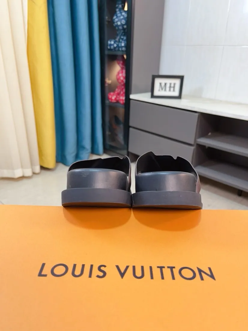 Men's shoes💰300🌹🌹【LV】Multi-color new men's slippers, original top quality version, original special cowhide cross pattern➕sheepskin inside and side, non-slip combined sole, more stable walking, more comfortable and lightweight, high-end and generous, size: 38~44